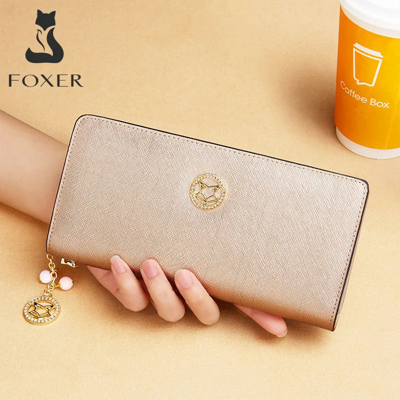 Billetera Larga FOXER con Monedero y Textura Metalizada | Clutch de Mano Elegante