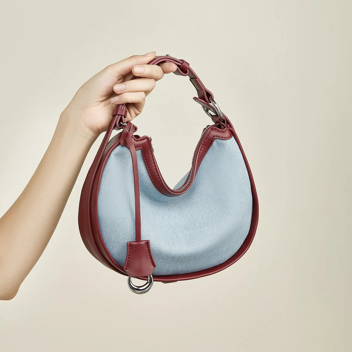 Bolso Curvo FOXER - Denim y Contraste Burdeos cuero de vaquera con correa ajustable