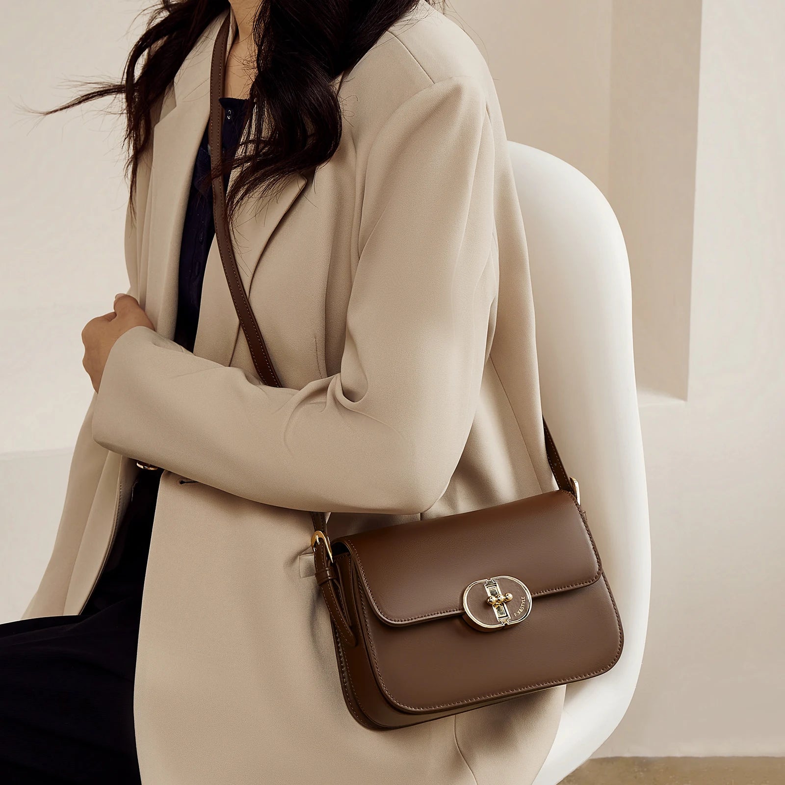 Bolso de Hombro FOXER 2025 "Minimalist Oval" - Elegancia Atemporal