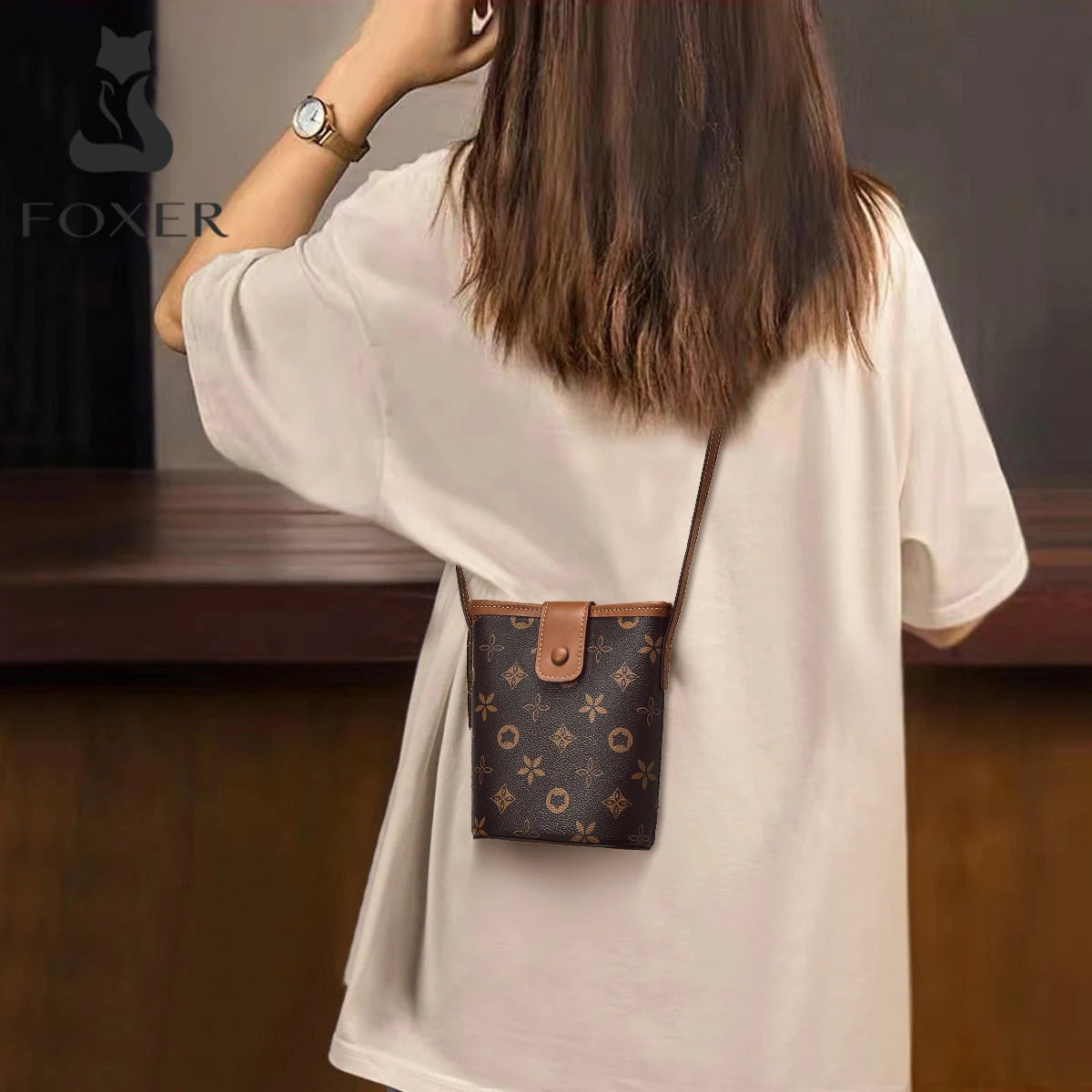Mini Bolso Bandolera FOXER "Bucket" para mujer con Monograma Clásico | Portacelular Elegante