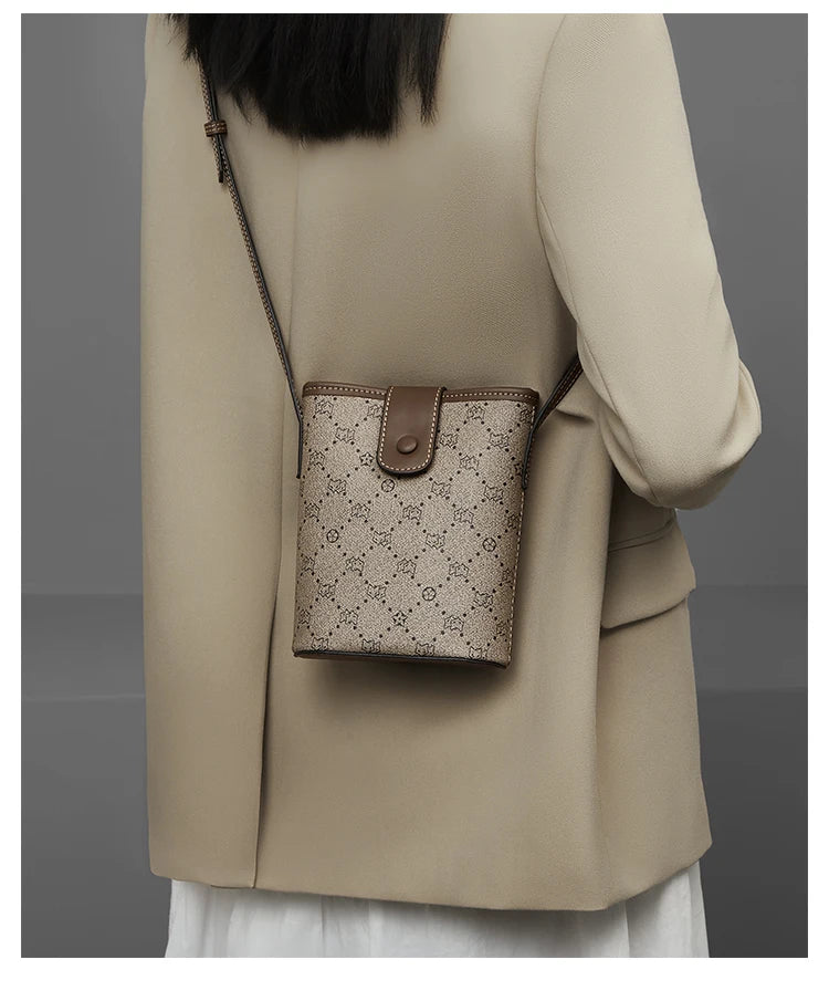 Mini Bolso Bandolera FOXER "Bucket" para mujer con Monograma Clásico | Portacelular Elegante