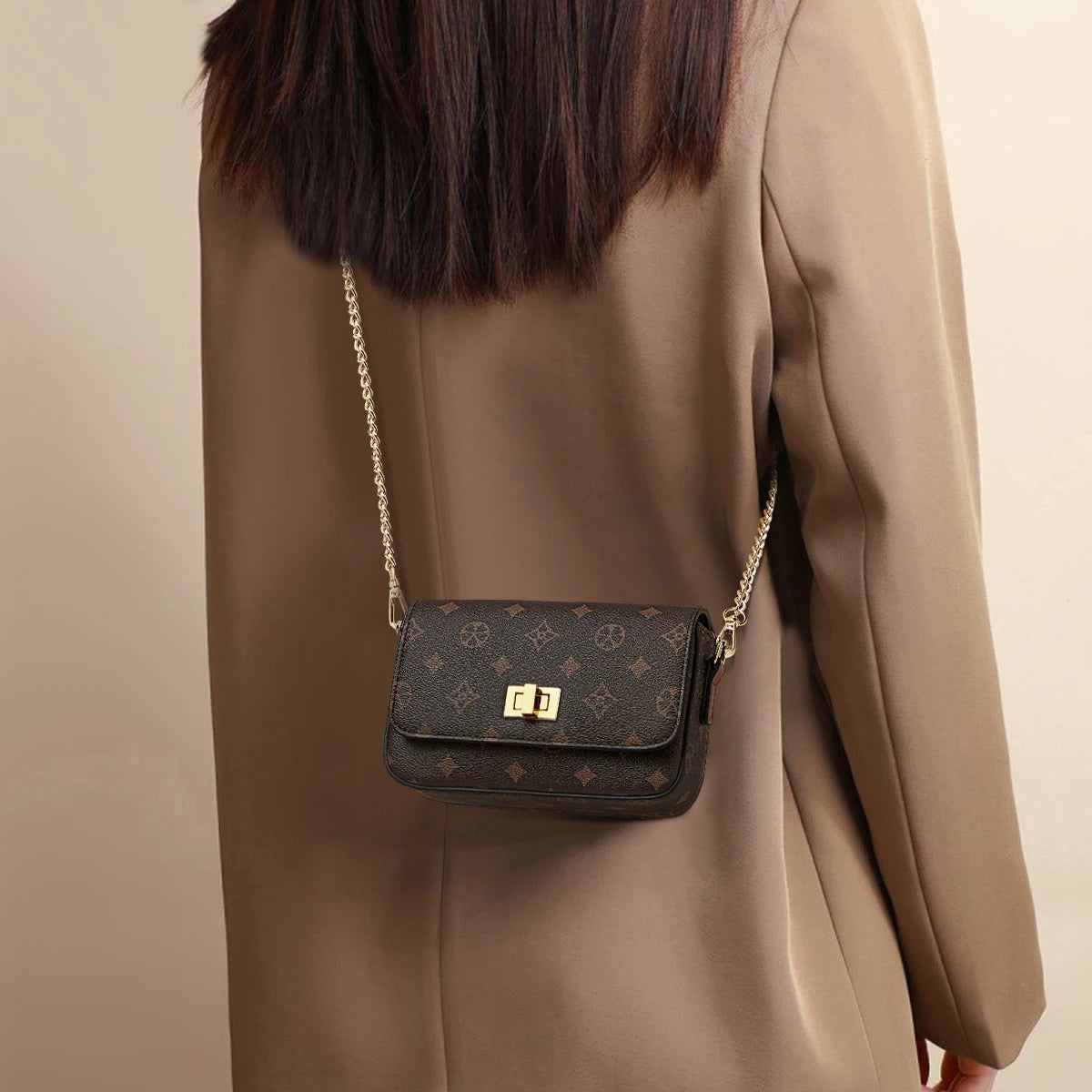 Mini Bolso Bandolera FOXER "Monograma Cadenas" para mujer con cadena solapada