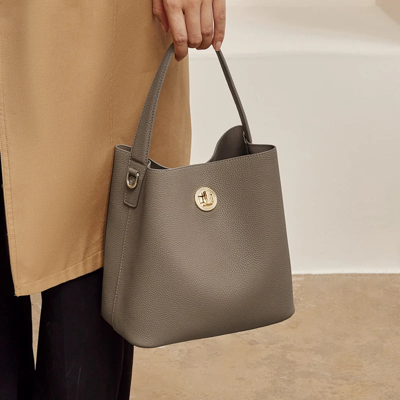 FOXER Otoño Invierno 2025 Nuevo bolso de mano y hombro para mujer Monograma de cuero de vaca "Minimal Chic" de Piel Texturizada -Commute Lady Crossbosy