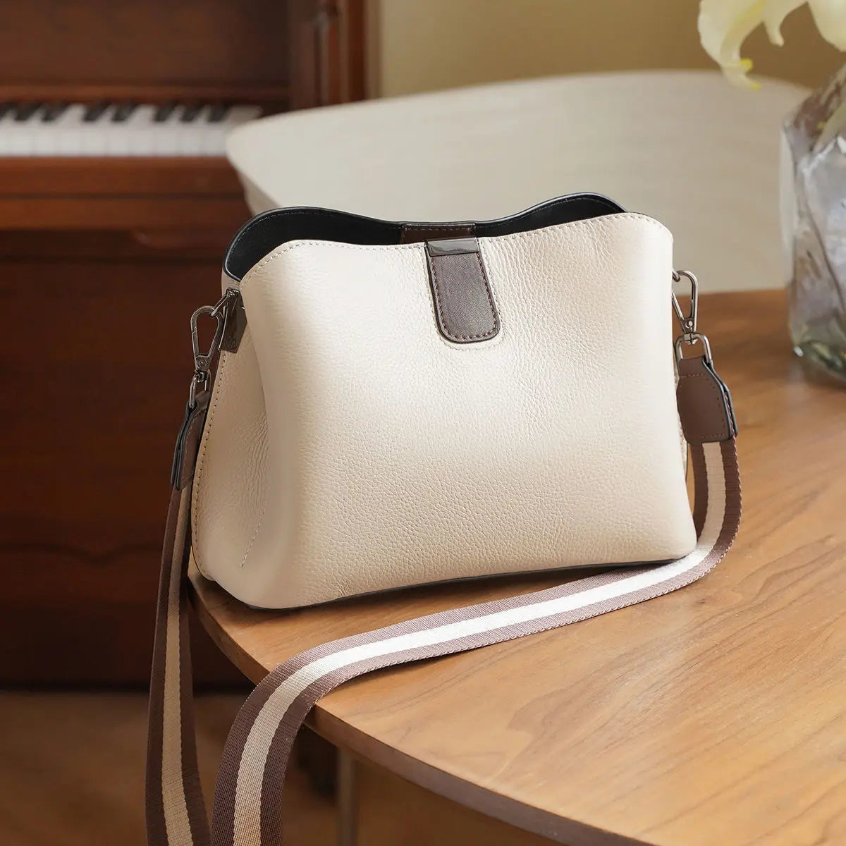 Bolso Bucket FOXER 2025 para mujer - Diseño Urbano Bicolor y Estilo Casual Chic