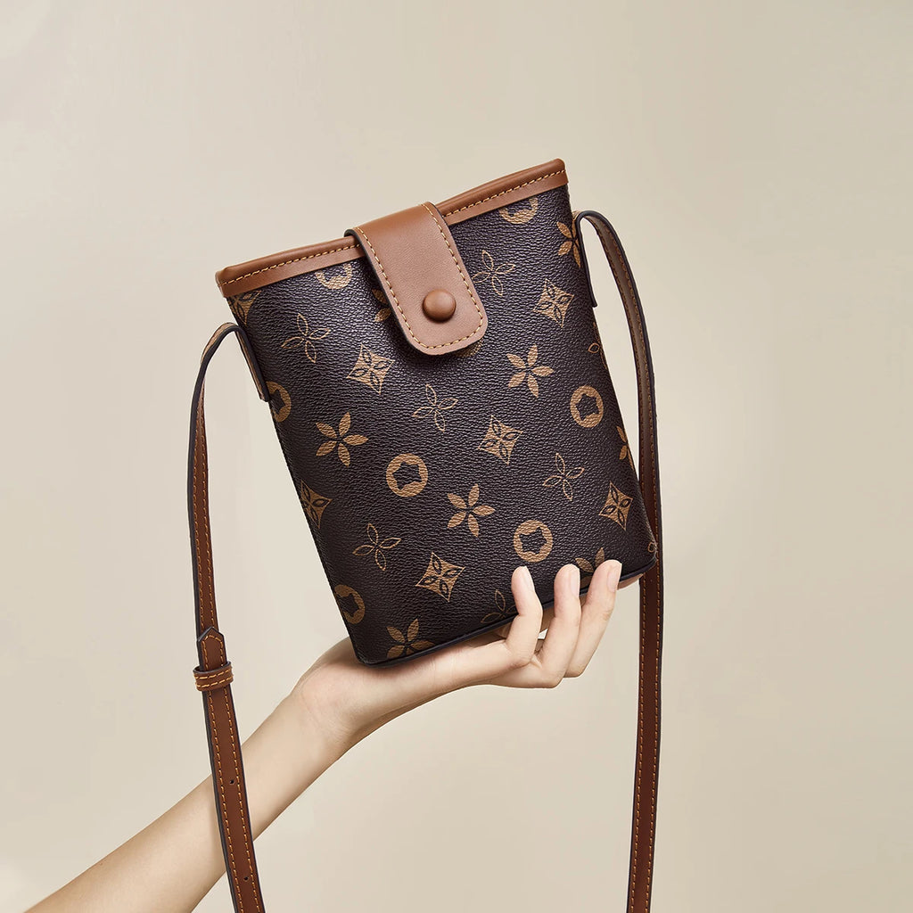 Mini Bolso Bandolera FOXER "Bucket" para mujer con Monograma Clásico | Portacelular Elegante