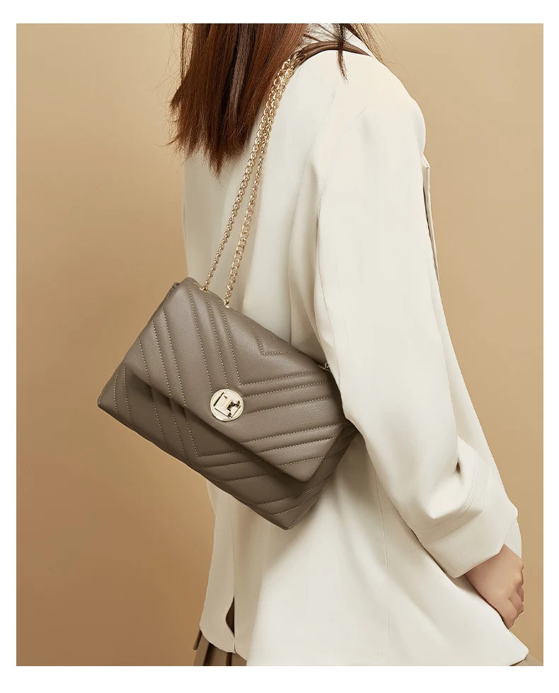 Bolso de Hombro FOXER Chevron Luxe - Negro Mate y Oro