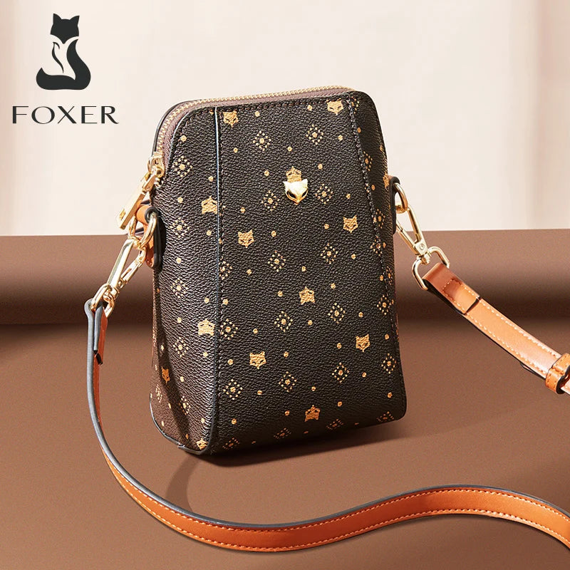 Mini Bolso Crossbody FOXER: Estilo Monogram Clásico y Funcionalidad Vertical